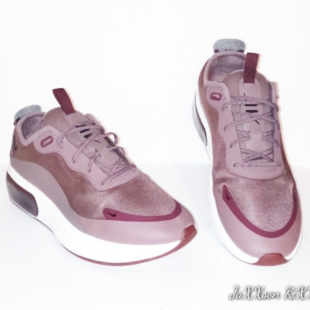 Nike Air Max Dia.     Size 9w